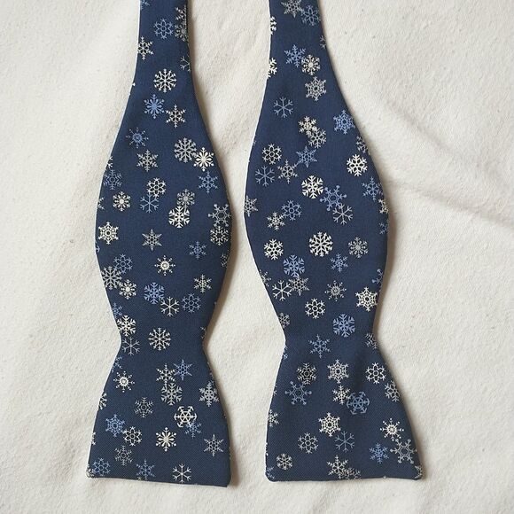 Beau Ties Ltd of Vermont Bow Tie Hand Sewn Blue Snow Flakes Cotton Adjustable - Picture 1 of 8